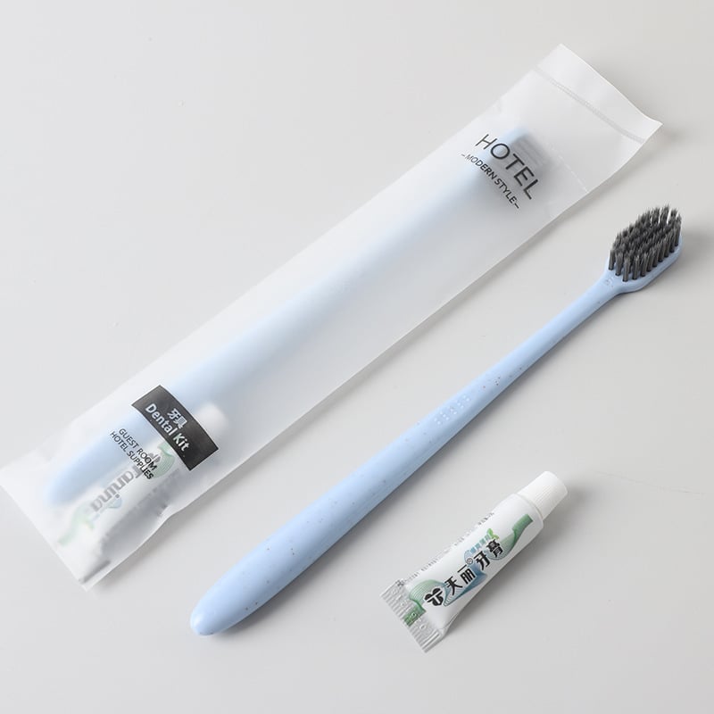 Еднократна четка за зъби с меки четина и бамбуков въглен за възрастни; биоразградима, дизайн 69850.