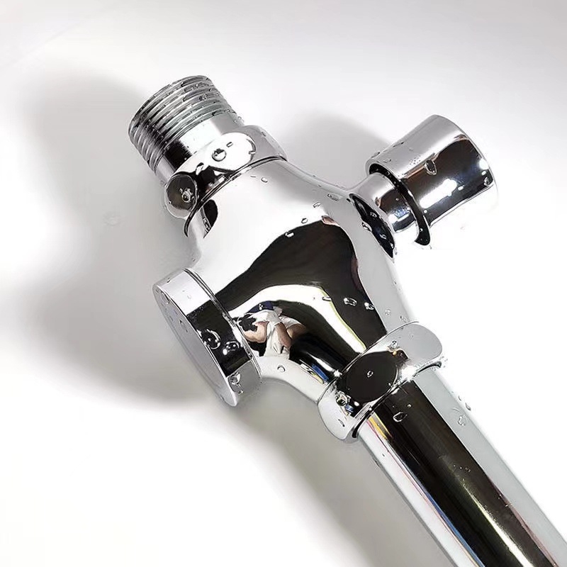 Kézi nyomású négyutas WC-öblítő szelep késleltetett záródással; réz-zink ötvözetből; 6 bar nyomás; 3–5 s öblítés