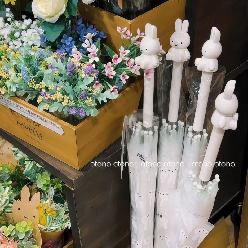 Umbrelă Miffy pentru adulți, cu schelet din fier având 8 nervuri, mâner din fier, pânză din plastic, deschidere și închidere manuală