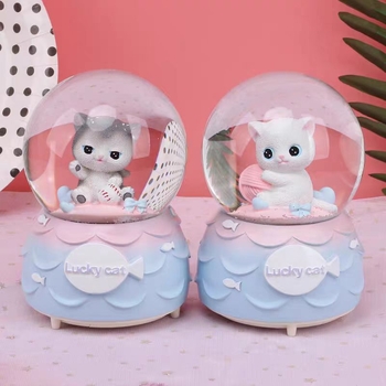 Crtić od smole kristalna kugla sa svjetlećom glazbenom kutijom – dekorativni ukras