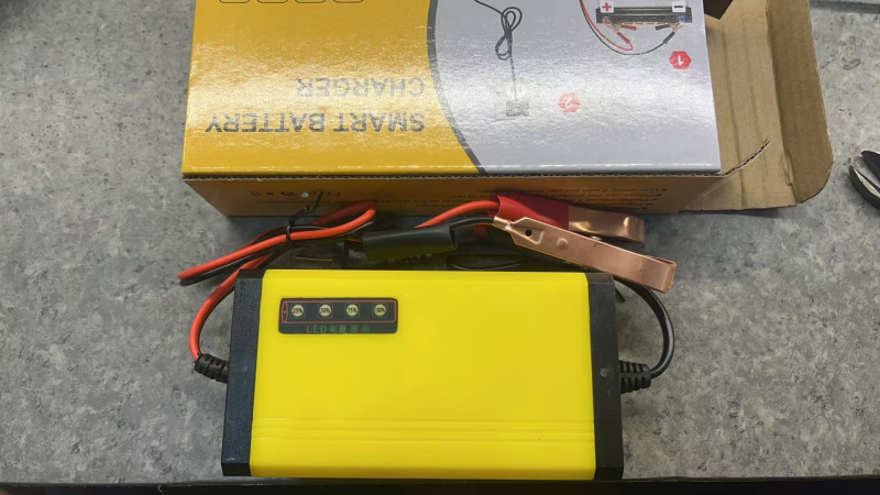 Punjač baterija u stilu ruksaka za 12V baterije Li-ion i olovno-kiselinske baterije | Ulaz 220V AC, Izlaz 12.6V 2A