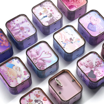 Drevená mini hudobná škatuľka na Valentína, s osemnotovou melódiou, ručná výroba, moderný minimalistický štýl (Materiál: drevo; Štýl: moderný minimalistický; UV tlač; Personalizované spracovanie: Áno; Tlač loga: K dispozícii)