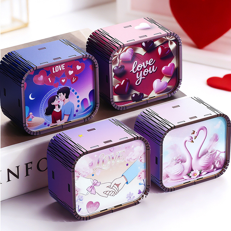 Drevená mini hudobná škatuľka na Valentína, s osemnotovou melódiou, ručná výroba, moderný minimalistický štýl (Materiál: drevo; Štýl: moderný minimalistický; UV tlač; Personalizované spracovanie: Áno; Tlač loga: K dispozícii)