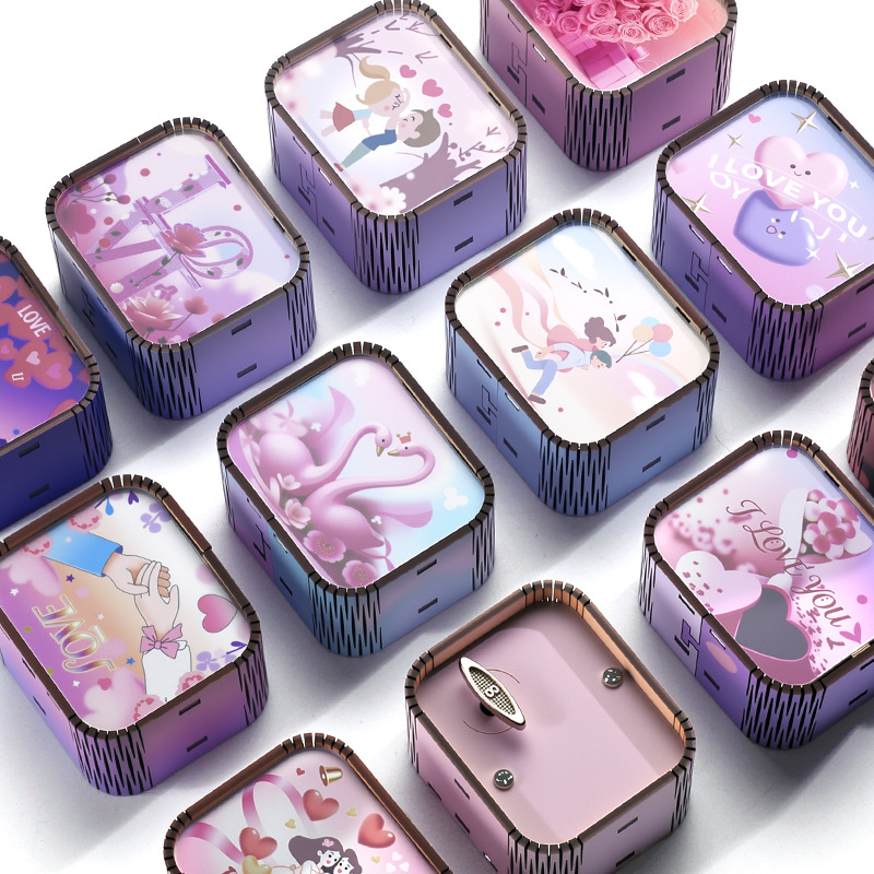 Drevená mini hudobná škatuľka na Valentína, s osemnotovou melódiou, ručná výroba, moderný minimalistický štýl (Materiál: drevo; Štýl: moderný minimalistický; UV tlač; Personalizované spracovanie: Áno; Tlač loga: K dispozícii)