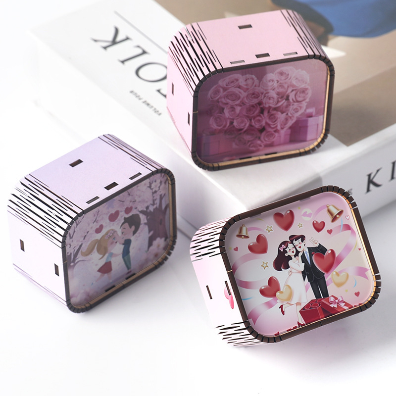 Drevená mini hudobná škatuľka na Valentína, s osemnotovou melódiou, ručná výroba, moderný minimalistický štýl (Materiál: drevo; Štýl: moderný minimalistický; UV tlač; Personalizované spracovanie: Áno; Tlač loga: K dispozícii)