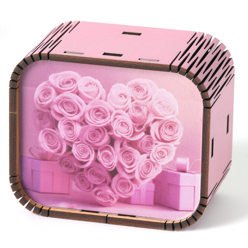 Drevená mini hudobná škatuľka na Valentína, s osemnotovou melódiou, ručná výroba, moderný minimalistický štýl (Materiál: drevo; Štýl: moderný minimalistický; UV tlač; Personalizované spracovanie: Áno; Tlač loga: K dispozícii)