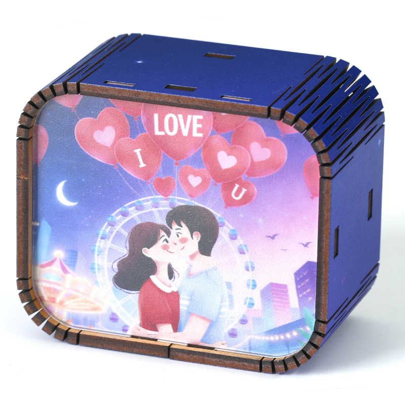 Drevená mini hudobná škatuľka na Valentína, s osemnotovou melódiou, ručná výroba, moderný minimalistický štýl (Materiál: drevo; Štýl: moderný minimalistický; UV tlač; Personalizované spracovanie: Áno; Tlač loga: K dispozícii)