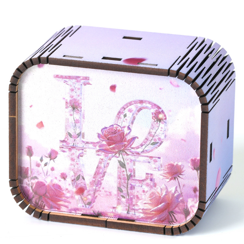 Drevená mini hudobná škatuľka na Valentína, s osemnotovou melódiou, ručná výroba, moderný minimalistický štýl (Materiál: drevo; Štýl: moderný minimalistický; UV tlač; Personalizované spracovanie: Áno; Tlač loga: K dispozícii)