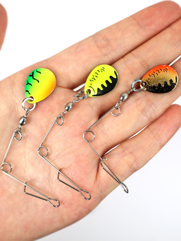 Set de năluci moi — cinci bucăți, sclipiri rotative, cârlig cu cap plombat și coadă în stil T, construcție metalică