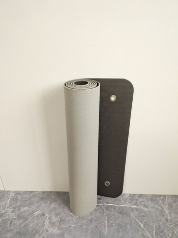 Perforirana joga podloga, materijal: Tpes, težina: 720 g, debljina: 6 mm, jednobojna