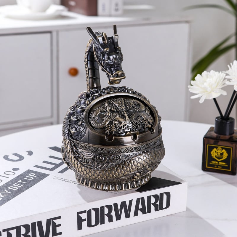 Metalni pepelnjak s preklopnim poklopom, dizajn dvanaest znakova zodijaka i motiv košare plodova, moguć ispis logotipa