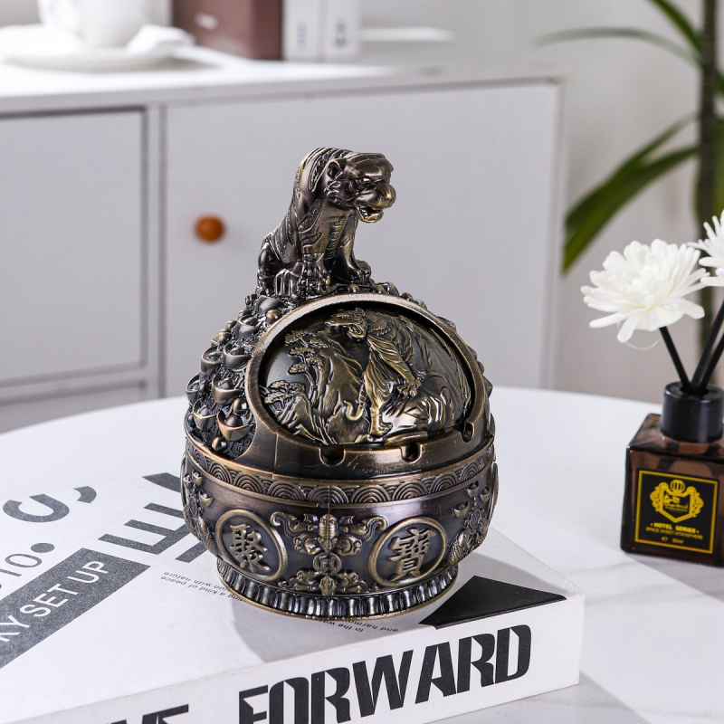 Metalni pepelnjak s preklopnim poklopom, dizajn dvanaest znakova zodijaka i motiv košare plodova, moguć ispis logotipa