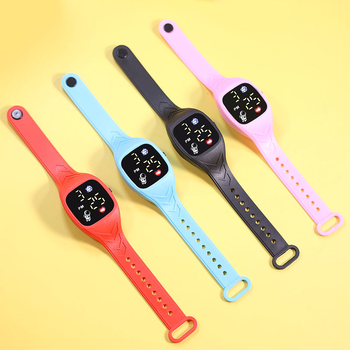 Négyzetes LED-óra asztronauta motívummal, digitális kijelző, elektronikus működtetés, műanyag tok – diákoknak