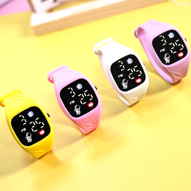 Négyzetes LED-óra asztronauta motívummal, digitális kijelző, elektronikus működtetés, műanyag tok – diákoknak