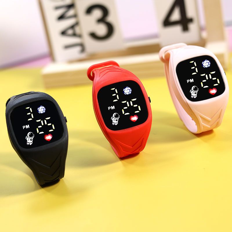 Négyzetes LED-óra asztronauta motívummal, digitális kijelző, elektronikus működtetés, műanyag tok – diákoknak