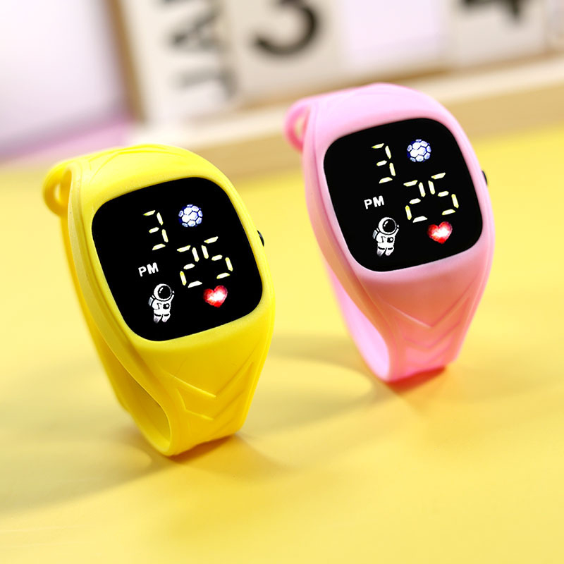 Négyzetes LED-óra asztronauta motívummal, digitális kijelző, elektronikus működtetés, műanyag tok – diákoknak