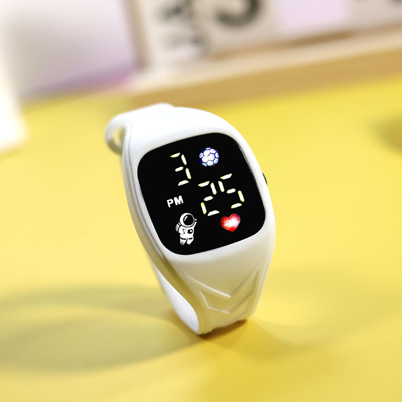 Négyzetes LED-óra asztronauta motívummal, digitális kijelző, elektronikus működtetés, műanyag tok – diákoknak