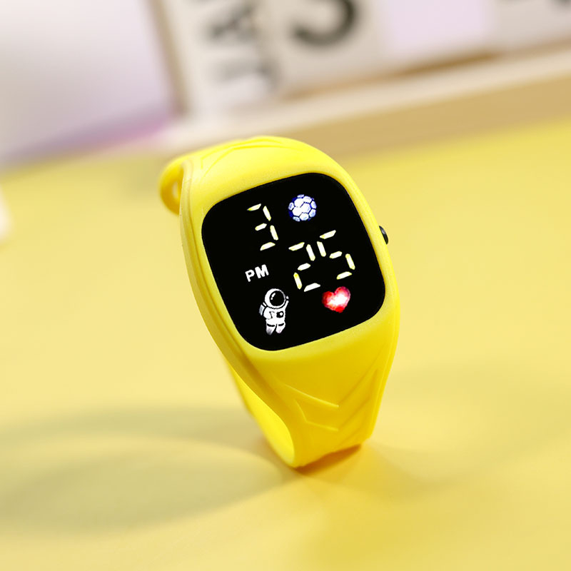 Négyzetes LED-óra asztronauta motívummal, digitális kijelző, elektronikus működtetés, műanyag tok – diákoknak