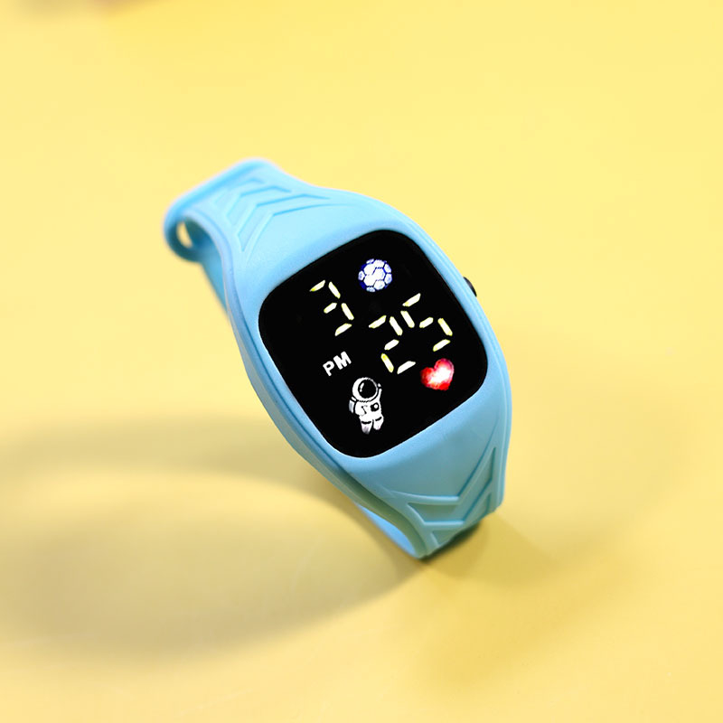 Négyzetes LED-óra asztronauta motívummal, digitális kijelző, elektronikus működtetés, műanyag tok – diákoknak