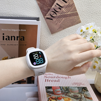 Diákoknak szóló LED elektronikus óra űr témájú dizájnnal, négyzet alakú számlappal, digitális kijelzővel, LED-es elektronikus mozgással, műanyag tokkal és szíjjal