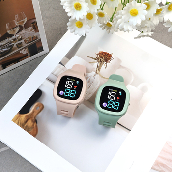 Diákoknak szóló LED elektronikus óra űr témájú dizájnnal, négyzet alakú számlappal, digitális kijelzővel, LED-es elektronikus mozgással, műanyag tokkal és szíjjal