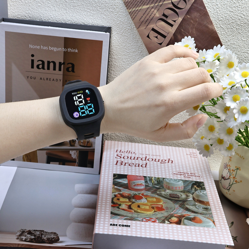 Diákoknak szóló LED elektronikus óra űr témájú dizájnnal, négyzet alakú számlappal, digitális kijelzővel, LED-es elektronikus mozgással, műanyag tokkal és szíjjal