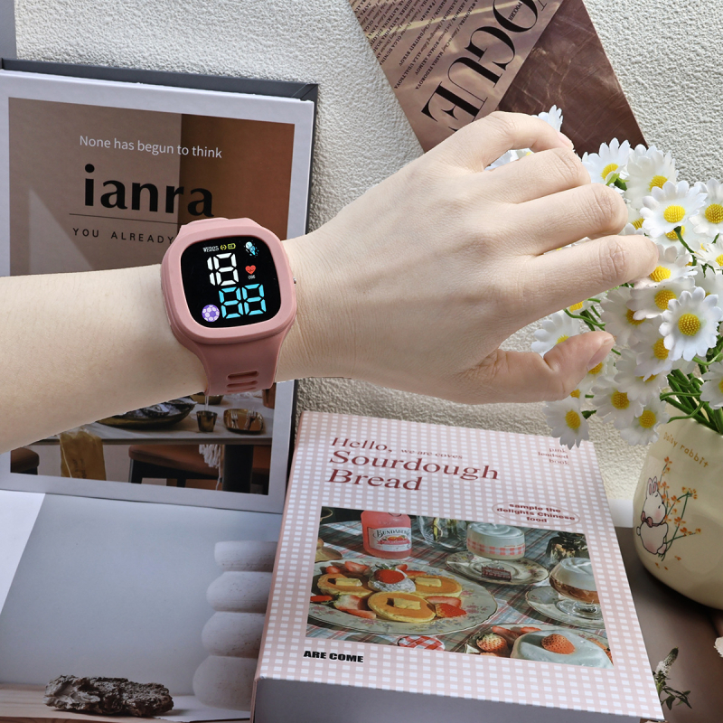 Diákoknak szóló LED elektronikus óra űr témájú dizájnnal, négyzet alakú számlappal, digitális kijelzővel, LED-es elektronikus mozgással, műanyag tokkal és szíjjal