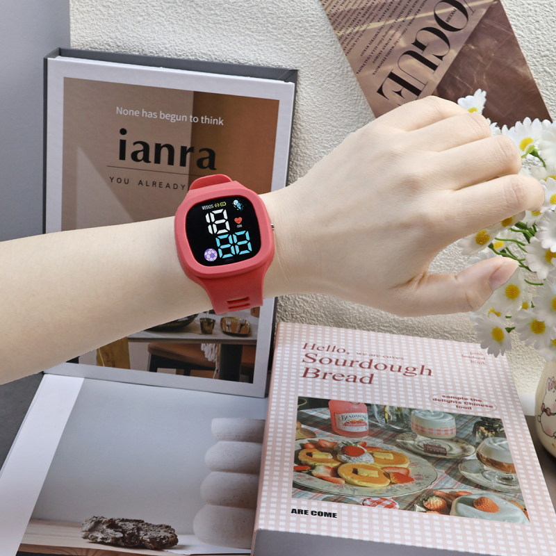 Diákoknak szóló LED elektronikus óra űr témájú dizájnnal, négyzet alakú számlappal, digitális kijelzővel, LED-es elektronikus mozgással, műanyag tokkal és szíjjal