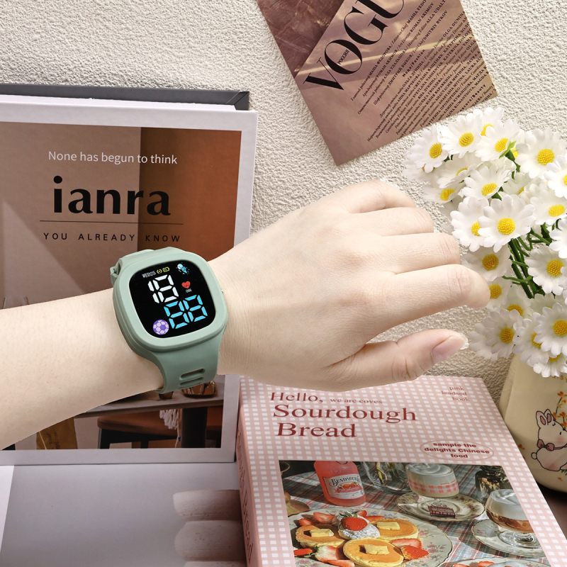 Diákoknak szóló LED elektronikus óra űr témájú dizájnnal, négyzet alakú számlappal, digitális kijelzővel, LED-es elektronikus mozgással, műanyag tokkal és szíjjal