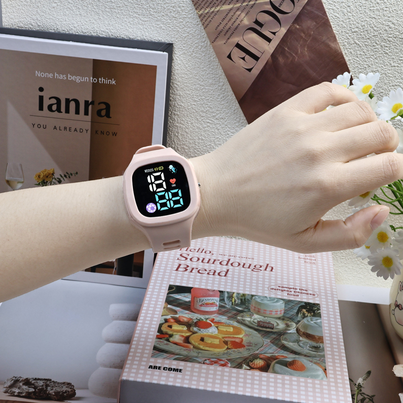 Diákoknak szóló LED elektronikus óra űr témájú dizájnnal, négyzet alakú számlappal, digitális kijelzővel, LED-es elektronikus mozgással, műanyag tokkal és szíjjal