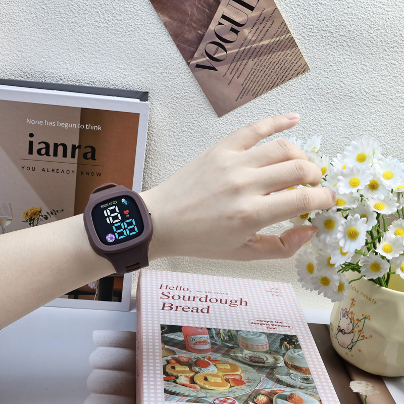 Diákoknak szóló LED elektronikus óra űr témájú dizájnnal, négyzet alakú számlappal, digitális kijelzővel, LED-es elektronikus mozgással, műanyag tokkal és szíjjal