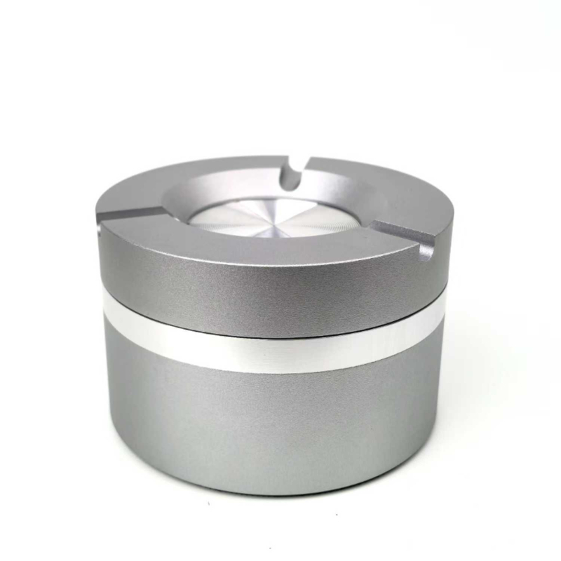 Pepelnjak od aluminijske legure s poklopcem za kućnu i uredsku upotrebu na stolu te za automobil; otporan na padove i visoke temperature; mogućnost tiskanja logotipa
