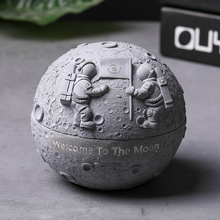 Betonska pepeljara, u obliku mjeseca, s motivom astronauta, prilagodljiv dekorativni dodatak