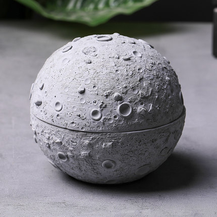 Betonska pepeljara, u obliku mjeseca, s motivom astronauta, prilagodljiv dekorativni dodatak