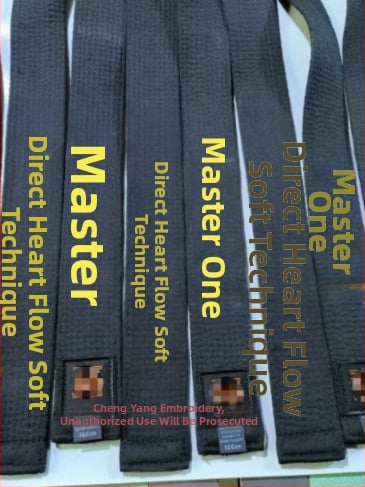 Centură Taekwondo pentru adulți cu nume brodat și gravură – țesătură din bumbac 85% cu căptușeală din amestec de in 85% – potrivită pentru Taekwondo