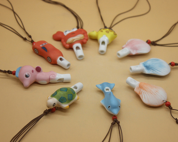 Porcelanska zviždaljka u obliku školjke, ručno izrađena, sprej boja, dekorativni motivi ribe, kukci, ptice i životinje, viseći ukras
