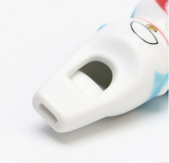 Porcelanska zviždaljka u obliku školjke, ručno izrađena, sprej boja, dekorativni motivi ribe, kukci, ptice i životinje, viseći ukras