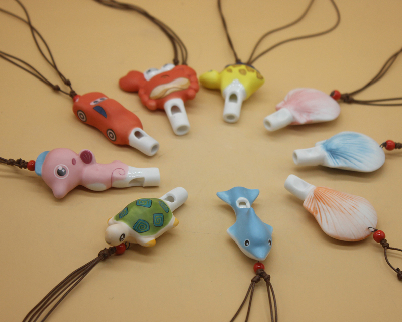 Porcelanska zviždaljka u obliku školjke, ručno izrađena, sprej boja, dekorativni motivi ribe, kukci, ptice i životinje, viseći ukras