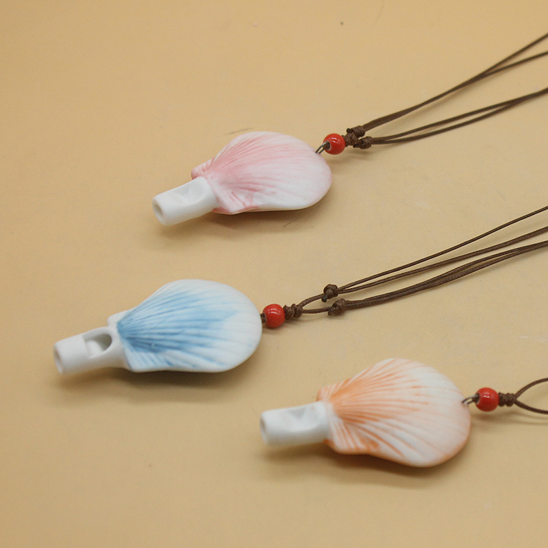 Porcelanska zviždaljka u obliku školjke, ručno izrađena, sprej boja, dekorativni motivi ribe, kukci, ptice i životinje, viseći ukras