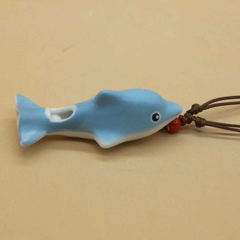 Porcelanska zviždaljka u obliku školjke, ručno izrađena, sprej boja, dekorativni motivi ribe, kukci, ptice i životinje, viseći ukras