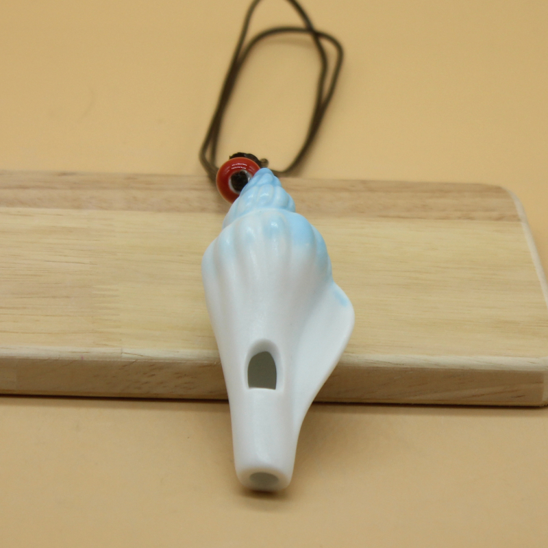 Porcelanska zviždaljka u obliku školjke, ručno izrađena, sprej boja, dekorativni motivi ribe, kukci, ptice i životinje, viseći ukras