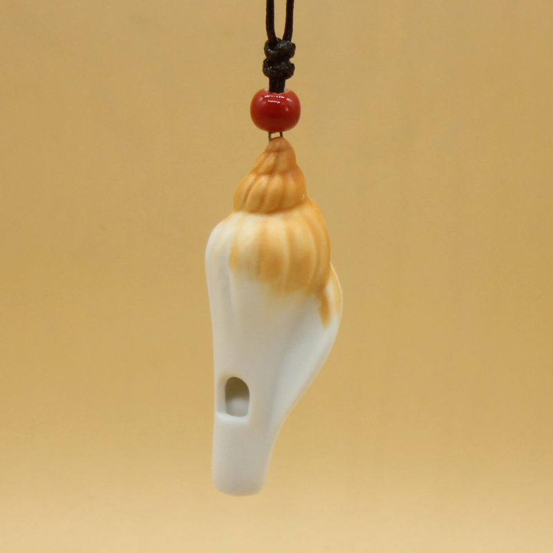 Porcelanska zviždaljka u obliku školjke, ručno izrađena, sprej boja, dekorativni motivi ribe, kukci, ptice i životinje, viseći ukras