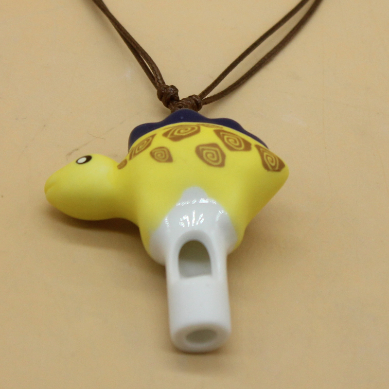 Porcelanska zviždaljka u obliku školjke, ručno izrađena, sprej boja, dekorativni motivi ribe, kukci, ptice i životinje, viseći ukras