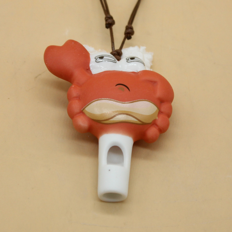 Porcelanska zviždaljka u obliku školjke, ručno izrađena, sprej boja, dekorativni motivi ribe, kukci, ptice i životinje, viseći ukras