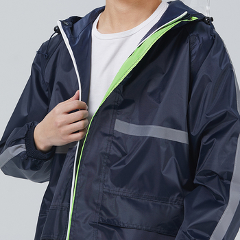 Σε ενήλικες: σετ διαχωρισμένου αδιάβροχου μπουφάν και παντελονιών, Oxford ύφασμα, αδιάβροχο στρώμα PVC, κουκούλα με διπλό γείσο και μεγάλη τσέπη.