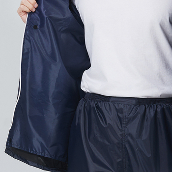 Σε ενήλικες: σετ διαχωρισμένου αδιάβροχου μπουφάν και παντελονιών, Oxford ύφασμα, αδιάβροχο στρώμα PVC, κουκούλα με διπλό γείσο και μεγάλη τσέπη.