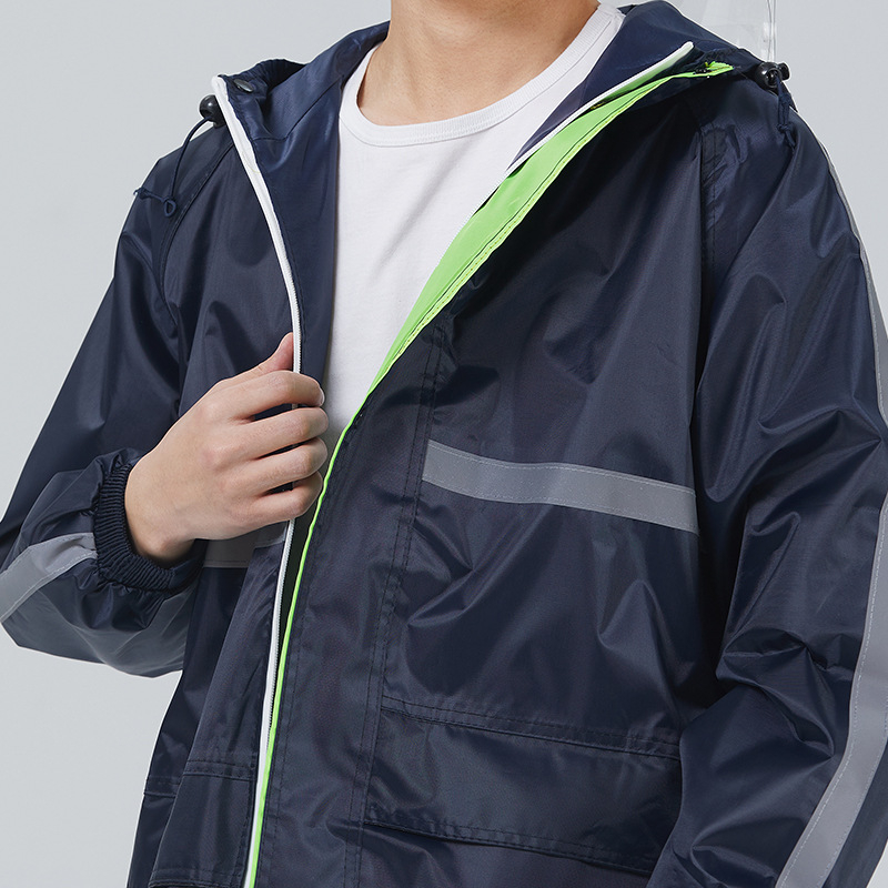 Σε ενήλικες: σετ διαχωρισμένου αδιάβροχου μπουφάν και παντελονιών, Oxford ύφασμα, αδιάβροχο στρώμα PVC, κουκούλα με διπλό γείσο και μεγάλη τσέπη.