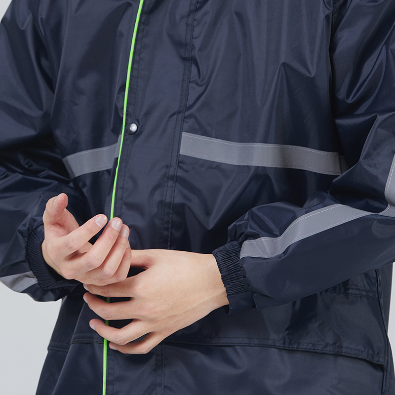 Σε ενήλικες: σετ διαχωρισμένου αδιάβροχου μπουφάν και παντελονιών, Oxford ύφασμα, αδιάβροχο στρώμα PVC, κουκούλα με διπλό γείσο και μεγάλη τσέπη.