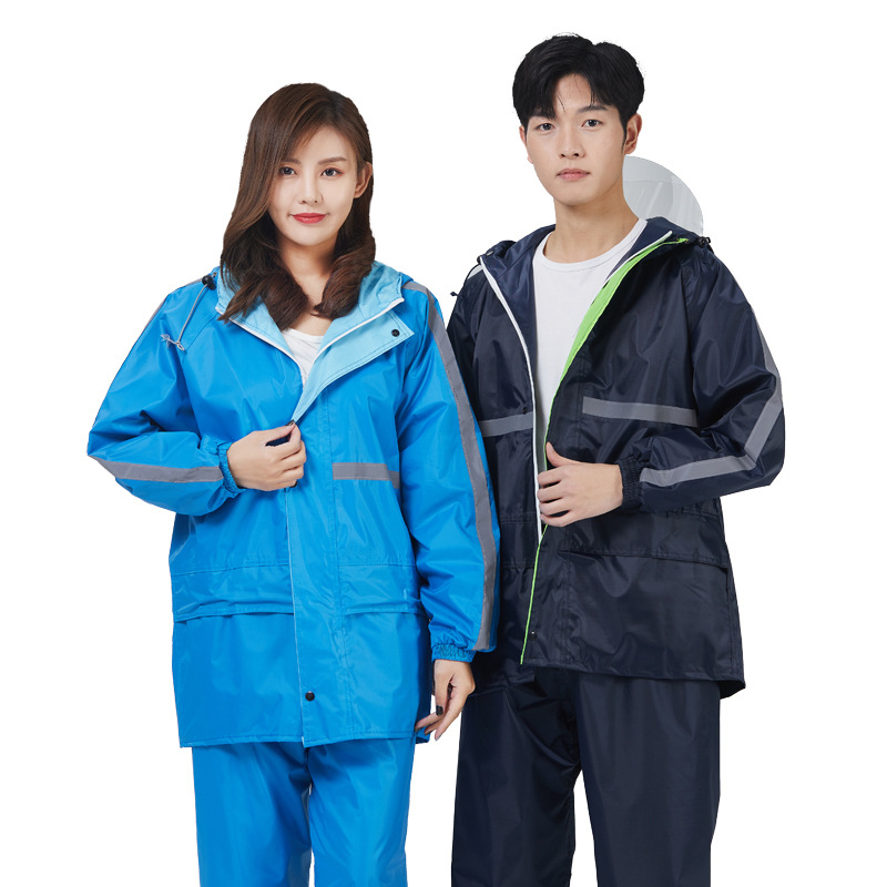 Σε ενήλικες: σετ διαχωρισμένου αδιάβροχου μπουφάν και παντελονιών, Oxford ύφασμα, αδιάβροχο στρώμα PVC, κουκούλα με διπλό γείσο και μεγάλη τσέπη.
