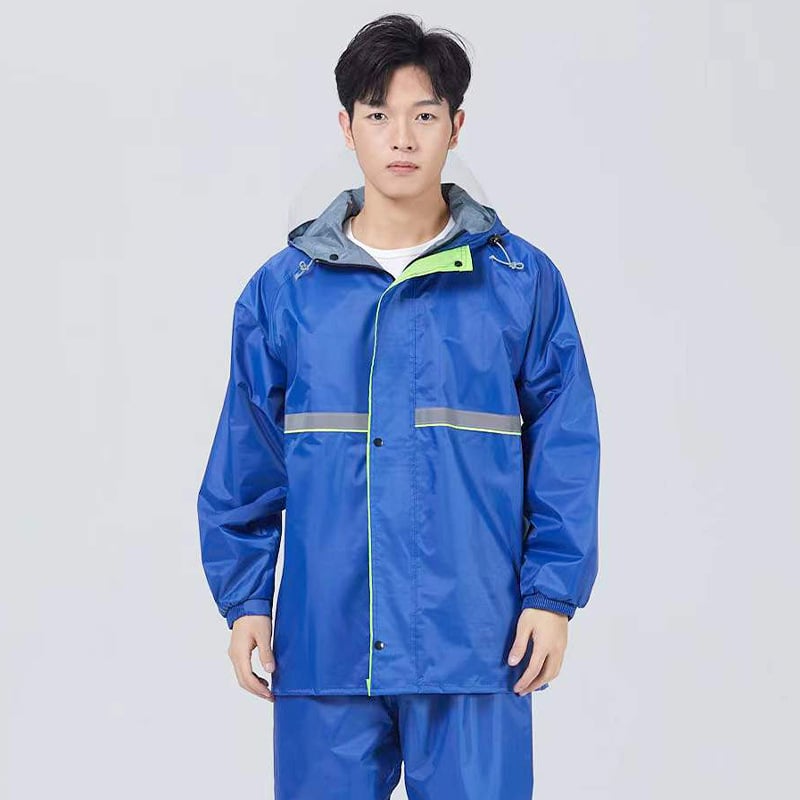 Σε ενήλικες: σετ διαχωρισμένου αδιάβροχου μπουφάν και παντελονιών, Oxford ύφασμα, αδιάβροχο στρώμα PVC, κουκούλα με διπλό γείσο και μεγάλη τσέπη.